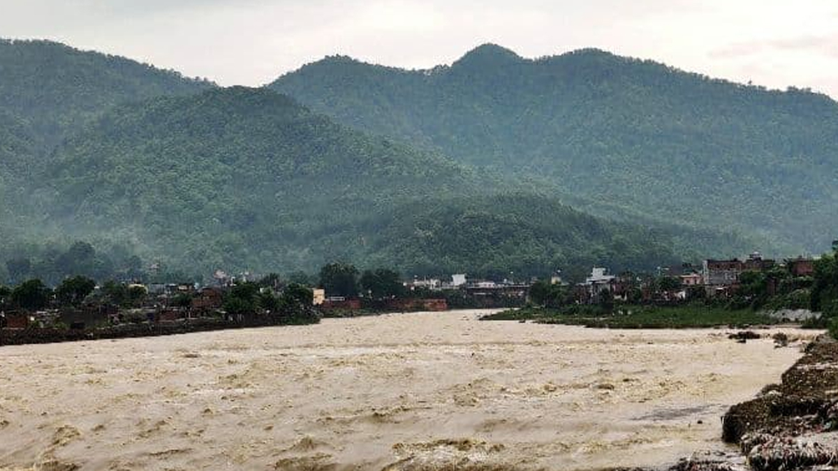 तिनाउ खोलाले बगाउँदा युवक बेपत्ता
